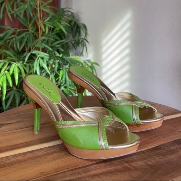 Qupid Heels Womens 7.5 Green Gold Patent Leather Metallic Open Toe Mule Platform - Picture 1 of 17